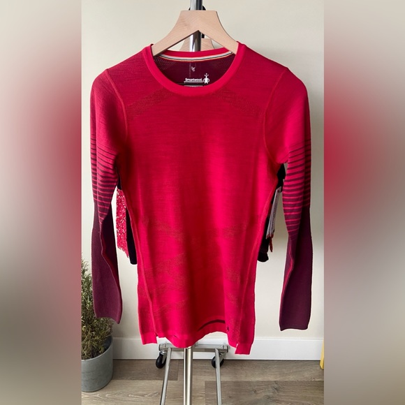S 🔖 Women's Intraknit™ Merino 200 Crew In Pomegranate Red SW016412G65 - Picture 2 of 9